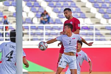 El jugador de Qatar Boualem Khoukhi marca el 0-3. 