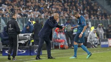 Zidane charla con Benzema durante el partido ante la Juventus