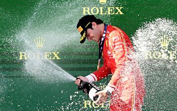 Carlos Sainz es bañado en champán en el podio del GP de Australia.