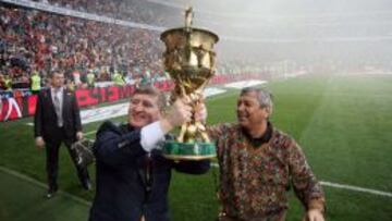 El presidente y el entrenador del Shakhtar Donetsk celebran el t&iacute;tulo en su estadio.