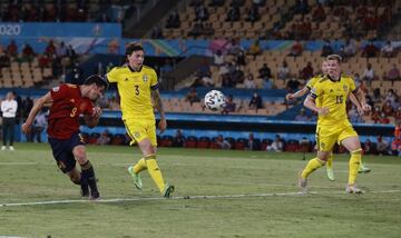 Gerard Moreno remata en el partido de la pasada Eurocopa ante Suecia, también en La Cartuja.