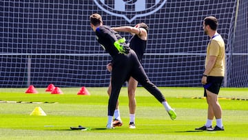 Wojciech Szczesny y Roberto Lewandowski se han tomado uno de los ltimos entrenamientos de la temporada con mucho humor. Los jugadores polacos protagonizaron una cmica accin durante el entreno, Szcz?sny propin un 'pu?etazo' a su compatriota, que cay derribado y el delantero se la 'devolvi' al instante. Todo en tono de buen ambiente entre ambos compa?eros.