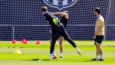 Wojciech Szczesny y Roberto Lewandowski se han tomado uno de los últimos entrenamientos de la temporada con mucho humor. Los jugadores polacos protagonizaron una cómica acción durante el entreno, Szczęsny propinó un 'puñetazo' a su compatriota, que cayó derribado y el delantero se la 'devolvió' al instante. Todo en tono de buen ambiente entre ambos compañeros.