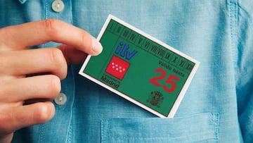 Adiós a las pegatinas de la ITV: los coches que están exentos de llevarla en el coche