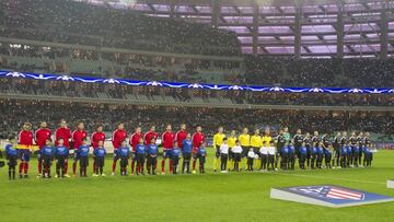 Los jugadores del Qarabag y del Atl&eacute;tico forman antes del encuentro de ida jugado en Bak&uacute;.