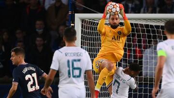 El portero italiano del Paris Saint-Germain, Gianluigi Donnarumma, hace una parada durante el partido de fútbol del grupo A de la primera ronda de la Liga de Campeones de la UEFA entre el Paris Saint-Germain (PSG) y el Manchester City, en el Parc des Prin