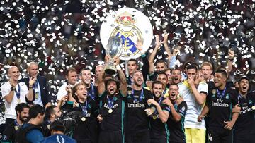 Real Madrid's players celebrate with the trophy after winning the UEFA Super Cup football match between Real Madrid and Manchester United on August 8, 2017, at the Philip II Arena in Skopje. / AFP PHOTO / Nikolay DOYCHINOV
TELEVISION
PUBLICADA 09/08/17 NA MA29 2COL