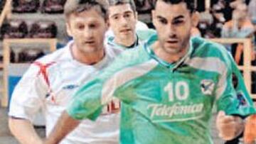 <b>UN PASO ADELANTE. </b>El ex futbolista Robert Jarni persigue a Joan.