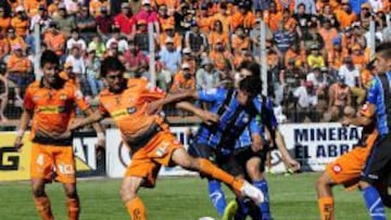 Martínez disputa el balón con Nicolás Núñez, de Huachipato, en el triunfo 6-0 ante Huachipato.