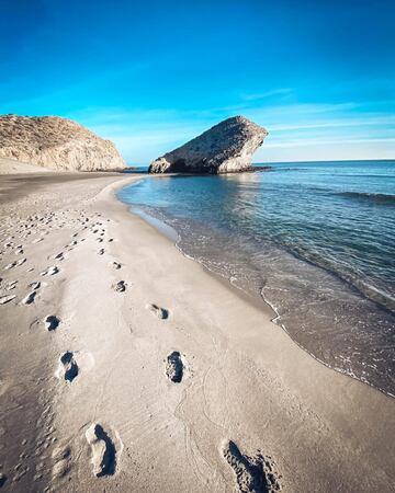 Por último, pero no por eso menos importante, encontramos la playa de Mónsul. Un enclave perfecto, situado en San José, con dunas fósiles que pasan a una orilla de arena fina y de color negro que se puede apreciar incluso en el agua transparente. La playa ha sido utilizada también para rodar escenas de películas tan conocidas como 'Indiana Jones', 'El Viento y el León' y 'La Historia Interminable'.