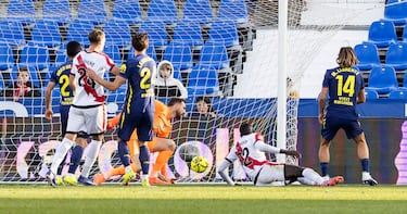 El jugador del Rayo Vallecano, Nobel Mendy, marca el 3-0 al Atlético de Madrid. 