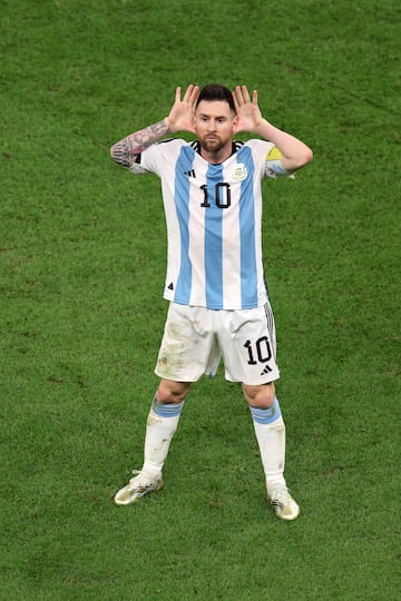 El '10' anotó el 2-0 durante el encuentro de Argentina ante Países Bajos. Cuando marcó realizó la mítica celebración de Riquelme, el ‘Topo Gigio'. Al terminar el choque Messi se las tuvo con el seleccionador neerlandés cuando se acercó a él con el gesto de hablar. En la previa el seleccionador comentó:  “Cuando Argentina pierde el balón, Messi no participa mucho, eso nos da oportunidades”. Eso dolió en el vestuario argentino. El capitán de la albiceleste tras el partido declaró: " “Van Gaal vende que juega bien fútbol y luego mete delanteros y empieza a lanzar pelotazos.".