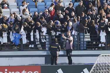 El portero belga del Real Madrid, Courtois, se realiza un selfi con un aficionado.