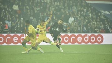 El momento del disparo de Messi que se convertir&iacute;a en su primer gol en Ligue 1.