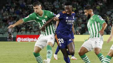 Vinicius intenta zafarse de Guido Rodríguez y Fekir en el Betis-Real Madrid de la primera vuelta.