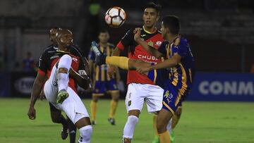 QUI01. CUENCA (ECUADOR), 07/03/2018.- Marco Mosquera (i) y Matías Contreras (c) del Deportivo Cuenca disputa el balón con Blas Armoa Núñez (d) del Sportivo Luqueño de Bolivia hoy, miércoles 7 de marzo del 2018, du