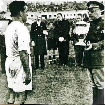 Terminado el encuentro el General Moscardó hace entrega del trofeo conquistado al capitán andaluz Campanal.