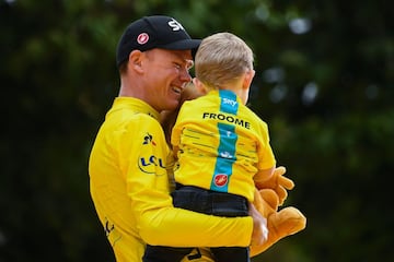 El hijo de Froome se roba el show en la premiación del Tour