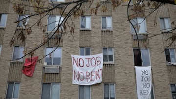 Mensajes de protesta que impugnan la capacidad de pagar el alquiler en medio del brote de coronavirus (COVID-19) en el vecindario de Columbia Heights en Washington, EE. UU., el 28 de octubre de 2020. 