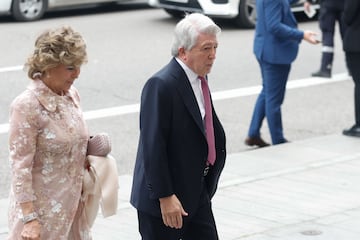 Enrique Cerezo, presidente del Atlético de Madrid, junto a su esposa llegando a la iglesia.