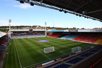 El Selhurst Park, es un estadio de Fútbol, ubicado en el Municipio de Croydon, en Londres, Inglaterra. Es la actual sede de los partidos locales del club Crystal Palace. La asistencia más grande al estadio se dio en 1979, cuando casi 51,000 personas asistieron al partido entre el Crystal Palace y el Burnley, el cual, el Crystal Palace ganó 2 por 0 para ser campeón de la Football League Second Division. Este récord superó al pasado impuesto en 1961, en el partido del Crystal Palace contra el Millwall, en la Four Division (actual Football League Two).