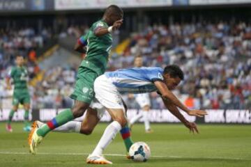 El centrocampista senegalés del Levante Papakouly Diop (i) empuja al defensa brasileño del Málaga Weligton.