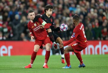 Joao Felix, Jordan Henderson y Georginio Wijnaldum.