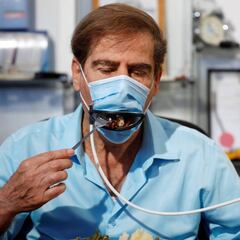 Inventan una mascarilla que permite comer sin quitársela