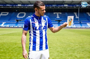 Se convirtió en imprescindible en el once inicial del Alavés, disputando 38 partidos y anotando dos goles.