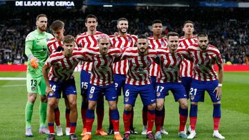 MADRID, SPAIN - FEBRUARY 25: Players of Atletico Madrid line up for a team photo prior to the LaLiga Santander match between Real Madrid CF and Atletico de Madrid at Estadio Santiago Bernabeu on February 25, 2023 in Madrid, Spain. (Photo by Florencia Tan Jun/Getty Images)