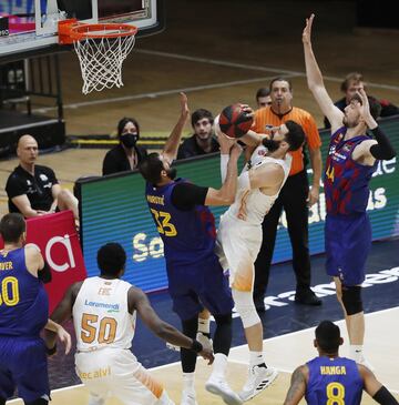 Nikola Mirotic y Tornike Shengelia.