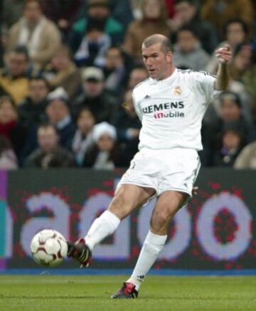 Figo ha dejado el balón a Zidane, que de potente derechazo establece el definitivo 4-2 en el marcador...