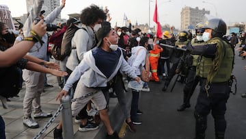 Demonstrators clash with police during protests following the impeachment of President Martin Vizcarra, in Lima, Peru November 11, 2020. REUTERS/Sebastian Castaneda