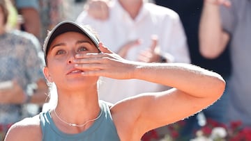 MADRID, 29/04/2023.- La tenista española Paula Badosa celebra su victoria ente la estadounidense Cori Gauff tras su encuentro correspondiente a la ronda 32 del torneo Masters 1000 Mutua Madrid Open de tenis disputado este sábado en la Caja Mágica, en Madrid. EFE/Sergio Pérez
