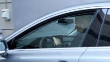 16:20 HORAS. Zidane llega al Santiago Bernabéu conduciendo su coche. Entró por la puerta 53.