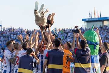 Borja Jiménez, manteado durante el festejo del ascenso del Leganés.