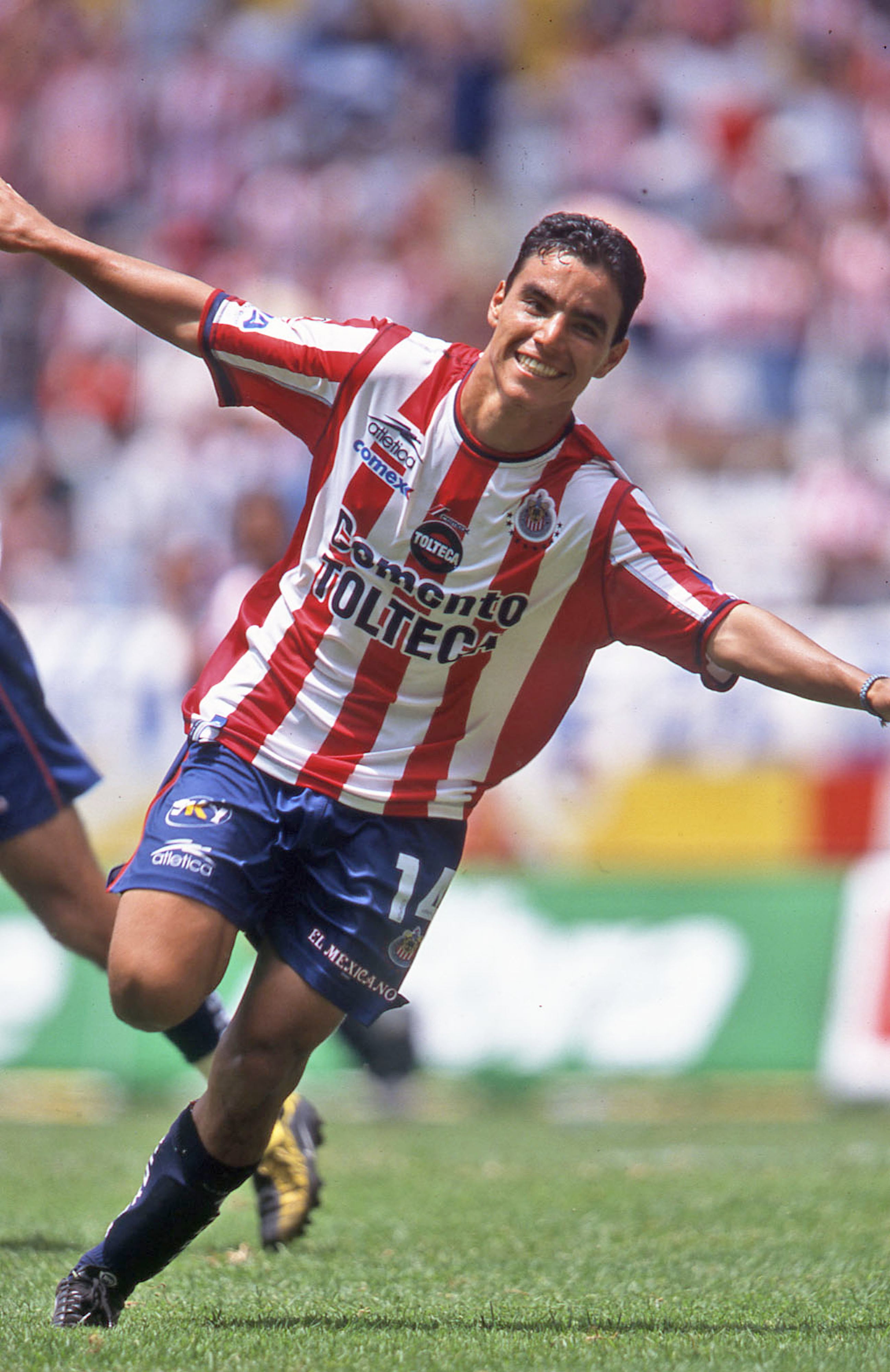 Chivas borra a su máximo goleador de su historia 