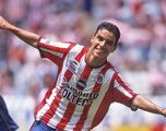 Chivas borra a su máximo goleador de su historia