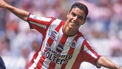 Chivas borra a su máximo goleador de su historia