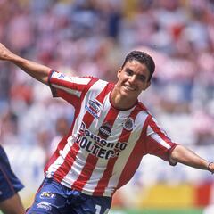 Chivas borra a su máximo goleador de su historia