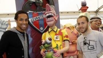 <b>OLVIDADO... DE MOMENTO. </b>Valdo y Juanlu esperan que los errores arbitrales se queden en un 'ninot'.