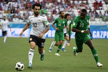 Mohamed Salah controla el bal¨®n.