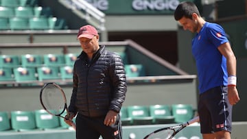 Novak Djokovic y Marian Vajda, durante un entrenamiento en Roland Garros.