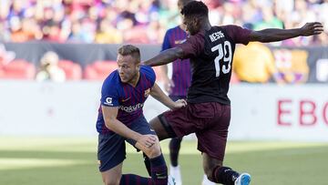 Arthur conduce un bal&oacute;n ante el Mil&aacute;n. 