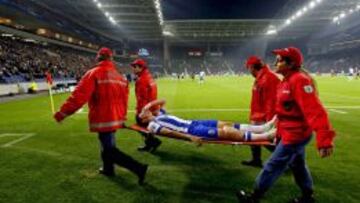 Ruben Neves, retirado en camilla en Do Dragao.