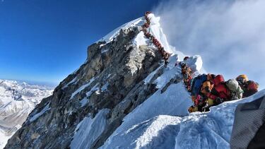 This handout photo taken on May 22, 2019 and released by climber Nirmal Purja's Project Possible expedition shows heavy traffic of mountain climbers lining up to stand at the summit of Mount Everest. - Many teams had to line up for hours on May 22 to reac