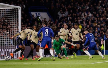 1-0. Centro raso de Marc Cucurella, FerranTorres y Jules Koundé se lían con el balón en el área pequeña y el defensa francés introduce el esférico en su propia portería.