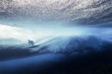 Esta preciosa fotografía submarina muestra a un surfista en el momento en el que monta una ola en Teahupoo en Tahití (Polinesia Francesa), durante el campeonato de surf profesional WSL Shiseido Tahiti. Teahupoo
será sede de la prueba de surf de los Juegos Olímpicos de París 2024. Una imagen incuestionablemente bella.