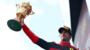 Después de recibir su primer poste, la ciencia vivió una carrera llena de choques: una bandera roja, bajo presión, lucha contra la rueda y la rueda a la rueda. Pero en la última vuelta, después de un auto de seguridad, Ferrari dudó ... no lo hizo. Órdenes conservadoras es un agudo 
