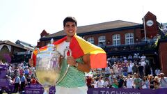 Alcaraz posa con el trofeo de Queen's para la prensa ataviado con la bandera española.